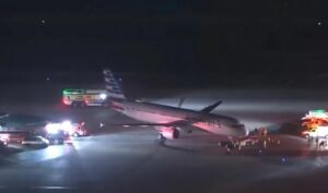美国航空公司飞机在洛杉矶机场撞上穿梭巴士后造成五人受伤