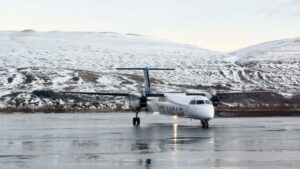 Notranji let Icelandaira iz Reykjavika v Akureyri na 757 in Dash-8