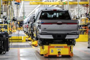フォードは問題に対処するためにXNUMXつの工場で生産を停止します