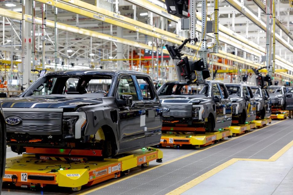 Ford sospende la produzione di pickup elettrici a causa di un problema con la batteria