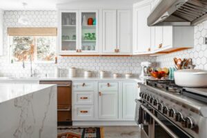 Kuinka paljon keittiön uusiminen maksaa? (2023)