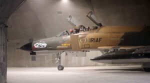 Iran onthult ondergrondse luchtmachtbasis voor zijn F-4 Phantom II straaljagers
