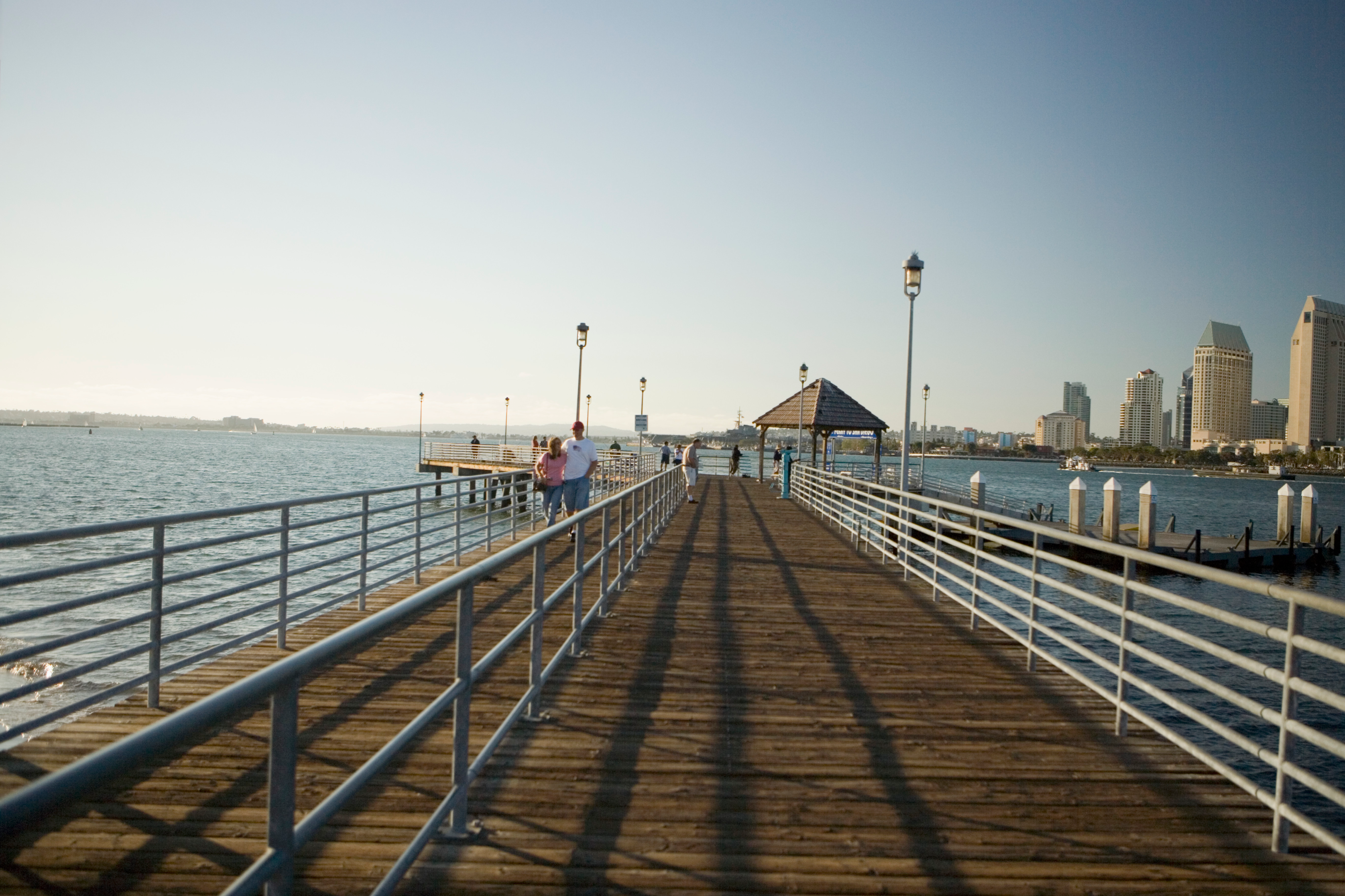 サンディエゴのベイエリアの桟橋を歩く人々