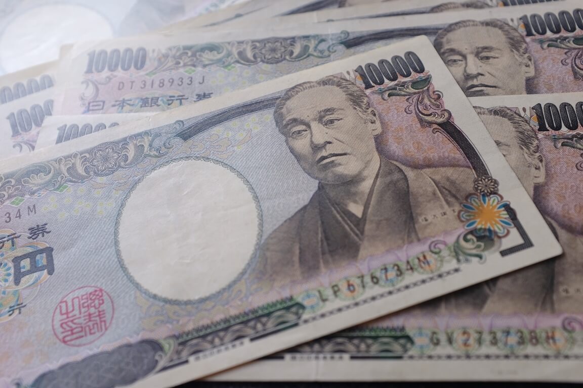 Japoński jen umocnił się w piątek. A co z dolarem?