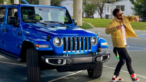 Reklama za Jeep 4xe Super Bowl poudarja sodobno različico "Electric Boogie"