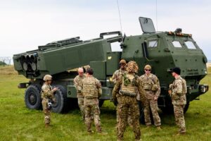 Lettland för att öka försvarsutgifterna med sjömissiler, HIMARS-avtal