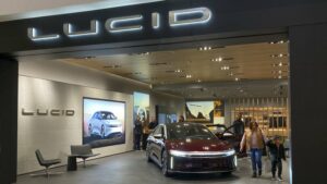 Lucid widzi produkcję pojazdów elektrycznych w 2023 r. znacznie poniżej prognoz, akcje spadają o 11%