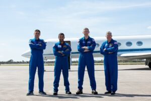 Multinasjonalt mannskap ankommer Kennedy Space Center for oppskytingsforberedelser