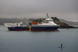 Le nouveau navire-mère spécialisé britannique MCM arrive à Plymouth pour être converti
