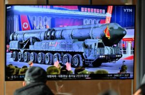 Korea Utara mengacungkan kemampuan serangan nuklir jarak jauh di parade