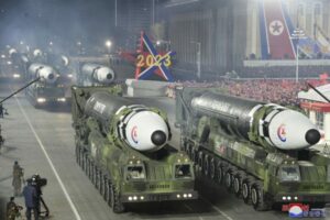 朝鲜在阅兵式上展示洲际弹道导弹和战术核部队