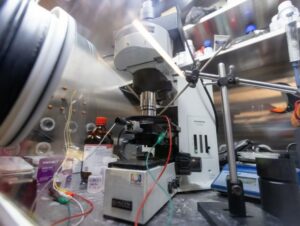 Nov mikroskop, razvit za oblikovanje boljših visokozmogljivih baterij