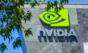 Az Nvidia 10 100 dolláros AXNUMX-as chipjével segíti a torokból álló mesterséges intelligencia versenyt