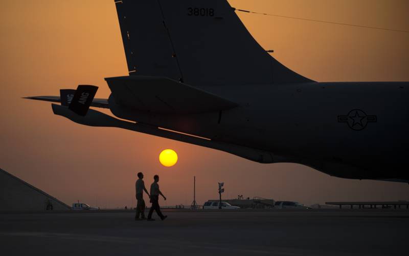 هوانوردان با اسکادران تعمیر و نگهداری هواپیمای اعزامی 379 برای انجام یک بازرسی پیش از پرواز بر روی یک KC-135 Stratotanker در پایگاه هوایی العدید، قطر، 8 ژوئن 2017 آماده می شوند.