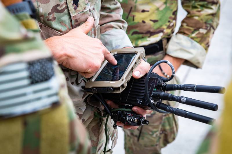 Yhdysvaltain armeijan erikoisoperaatioiden komennon sotilaat harjoittelevat kytkettyjen laitteiden kanssa valmistautuessaan työhönsä Project Convergence 22:n aikana.