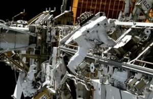Los astronautas de la estación espacial terminan los preparativos para el próximo par de nuevos paneles solares