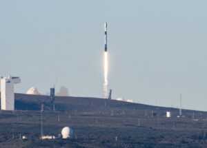 לווייני Starlink, גוררת חלל איטלקית ששוגרה על ידי רקטת SpaceX