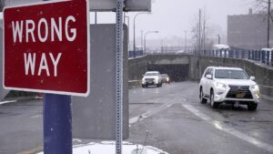 Stater søker måter å dempe dødelige motorveikrasj på feil vei