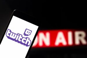 Streamer AdinRoss responde após ser permanentemente banido do Twitch