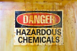 Zespół rozpala gaz chemiczny z wykolejonych wagonów w Ohio, aby zapobiec eksplozji