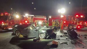 Tesla juht sai surma pärast kiirteel tuletõrjeautosse kündmist