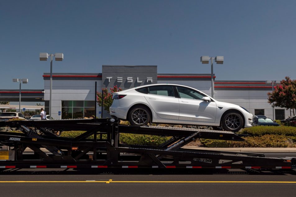 Tesla odpokliče več kot 362,000 avtomobilov zaradi nevarnosti samovozečega trka