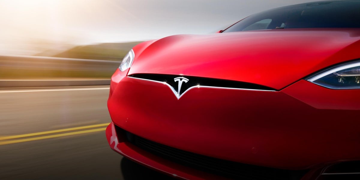 Кодекс автономного вождения Tesla может игнорировать знаки остановки, действовать небезопасно. Патч... скоро