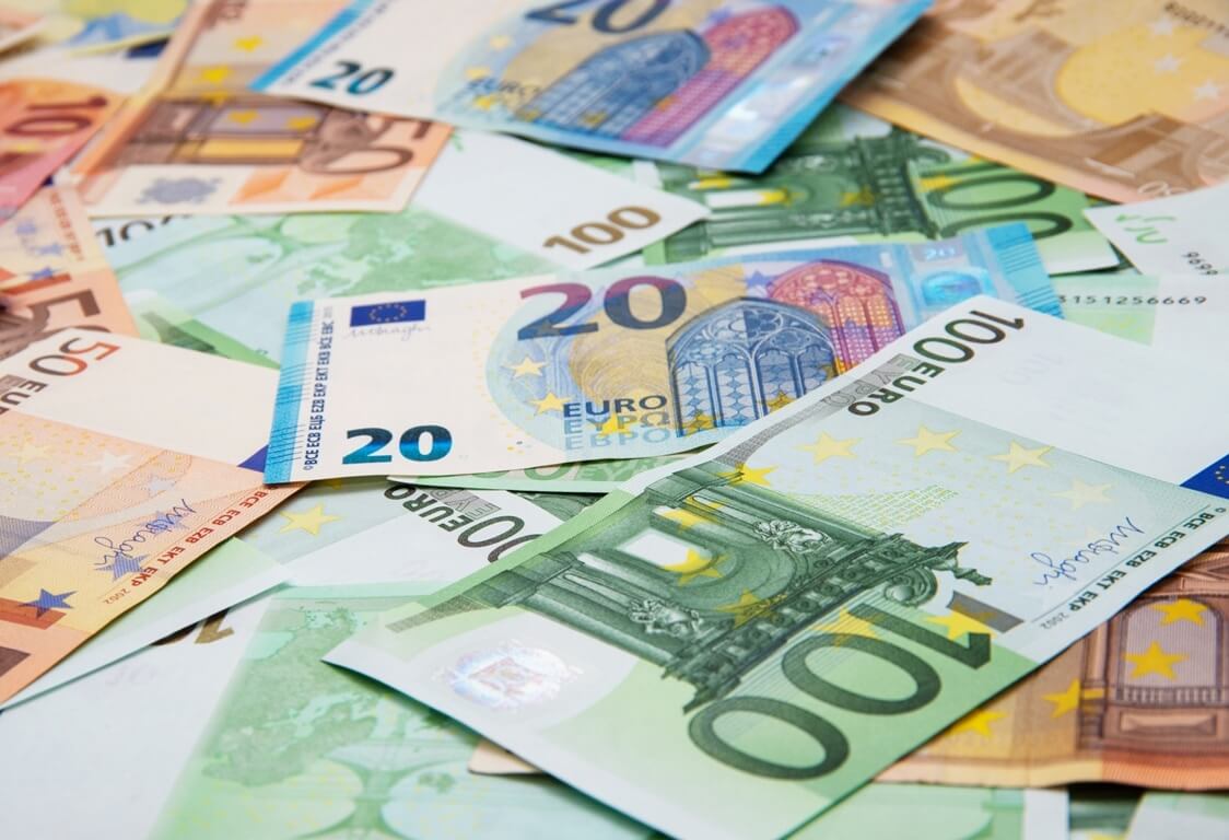 Деньги спб. Евро растет. Евро в рубли. 90 Евро в рублях. Пособие Сток евро.