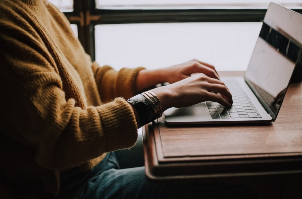 Unsplash Christin Hume trabalhando no laptop - As 6 principais maneiras pelas quais os alunos podem usar a VPN em seu benefício