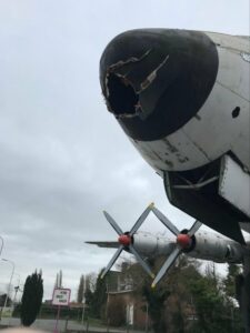 Lastbiler beskadiger ikoniske Vickers Viscount, parkeret ved dansende Kokorico, Belgien: "reparation bliver vanskelig"