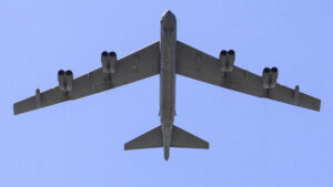 两架 B-52 飞越塔林庆祝爱沙尼亚独立日