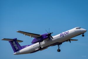 Две крупнейшие группы авиакомпаний хотят поглотить обанкротившуюся Flybe.