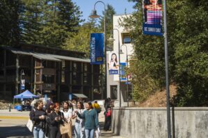 تجبر أزمة السكن في جامعة كاليفورنيا الطلاب على الالتحاق بوظائف متعددة لدفع الإيجار وأكياس النوم والتوتر