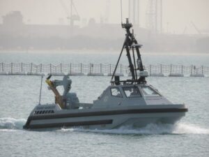 Az Egyesült Királyság Királyi Haditengerészetének autonóm aknavadásza az Öbölbe érkezik működési értékelés céljából