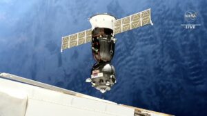 Le vaisseau spatial Soyouz non piloté s'amarre à la station spatiale pour remplacer la capsule d'équipage endommagée