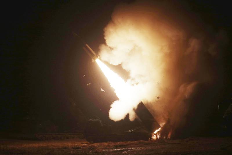 În această fotografie furnizată de Ministerul Apărării din Coreea de Sud, un sistem tactic de rachete al armatei sau ATACMS, racheta este trasă în timpul unui exercițiu militar comun între SUA și Coreea de Sud într-o locație nedezvăluită din Coreea de Sud, miercuri, 5 octombrie 2022.