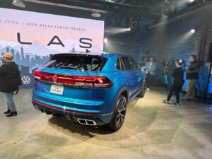 Volkswagen vapauttaa 2024 Atlasin, Atlas Cross Sportin