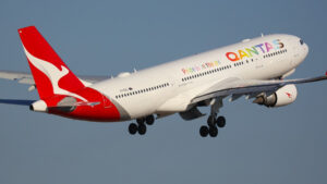 Sehen Sie zu, wie Qantas A330 mit Pride-Lackierung lackiert