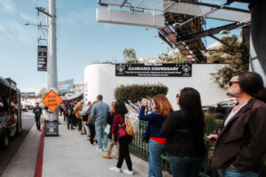 West Hollywood feiert die erste Ausgabestelle für Erwachsene am Sunset Strip