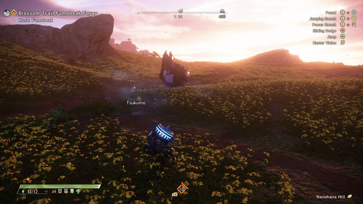 Nhân vật người chơi cúi mình trên cánh đồng anh túc vào lúc chạng vạng trong khi săn quái vật trong Wild Hearts