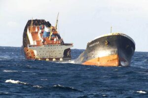 Åldrande skuggflotta som bär rysk olja utgör katastrofrisk