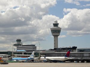 암스테르담 스키폴 공항은 필요한 조치로 항공기 이동을 460,000회로 감소할 것으로 보고 있습니다.