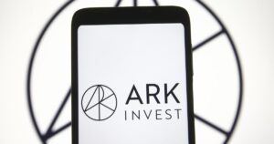 ARK Invest cumpără o sumă record de acțiuni Coinbase, în ciuda volatilității pieței