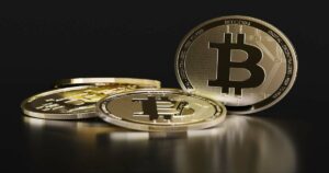 Bitcoin ohranja podporo pri 22000 ameriških dolarjih, saj je kriptovaluta za kratek čas padla