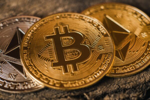 Bitcoin stiger; Ether, andre topp 10 kryptoer faller midt i nye Binance-anklager