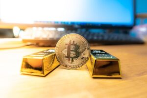 Bloomberg analyst: Crypto supercycle likely on as BTC outperforms gold