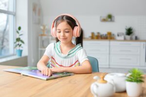 Rompiendo Barreras a la Alfabetización: Usando Audiolibros para Superar los Desafíos de Lectura