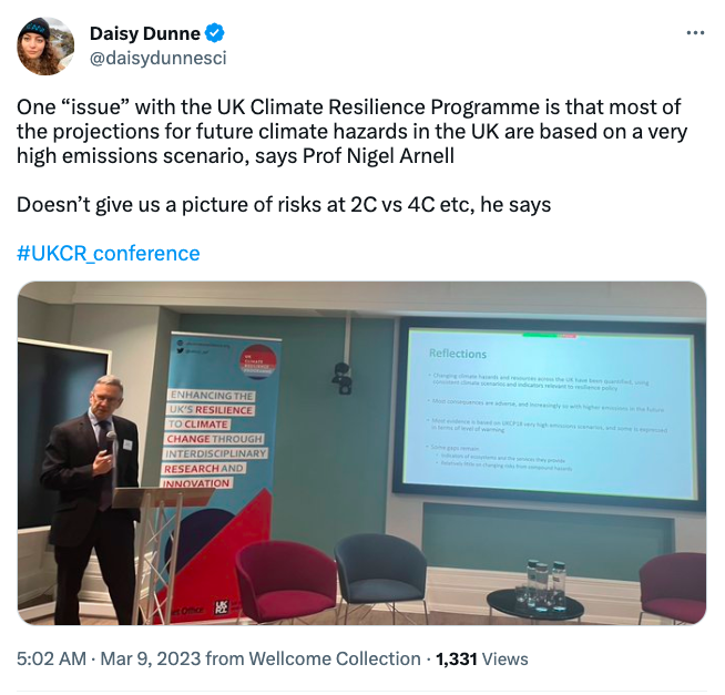 Tweet @daisydunnesci przedstawiający prof. Nigela Arnella omawiającego brytyjski program odporności klimatycznej.