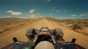 دنیل ریکاردو در یک سفر جاده ای استرالیا با یک ماشین F1 ردبول رانندگی می کند