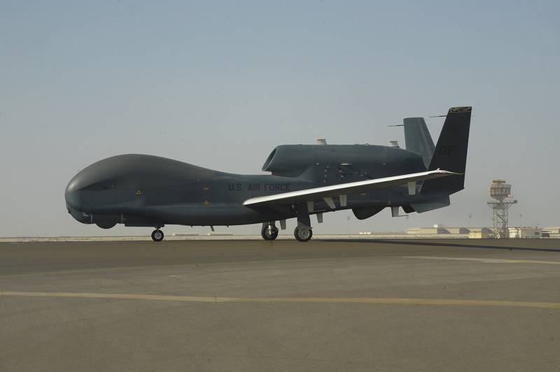 RQ-4 Global Hawk jest widziany na płycie lotniska w bazie lotniczej Al-Dhafra w pobliżu Abu Zabi w Zjednoczonych Emiratach Arabskich.